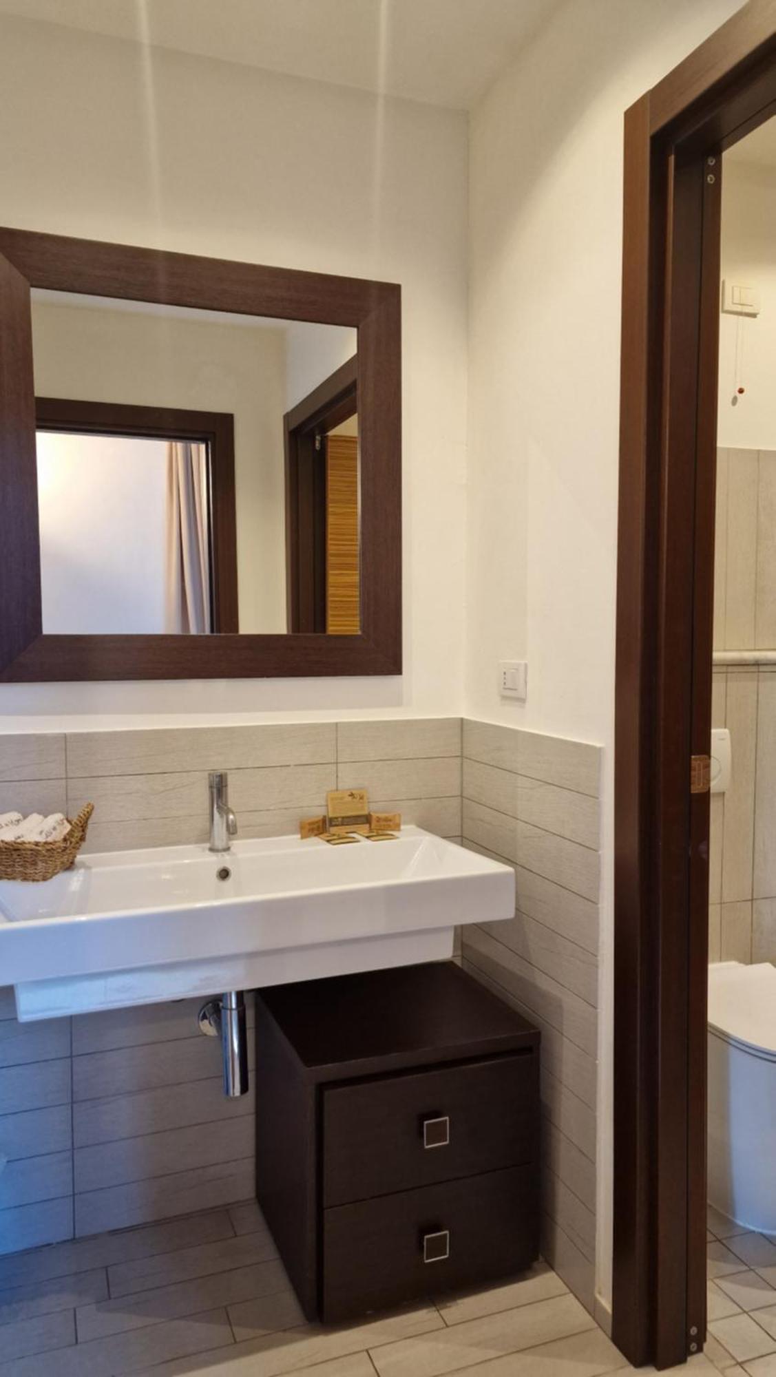 Cala Dei Mori Aparthotel Livorno Bagian luar foto